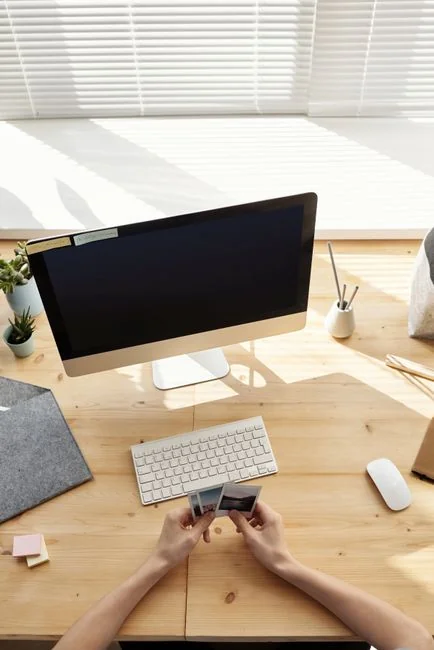 Gros plan sur l’écran d’un ordinateur portable affichant le site Pexels, avec en arrière-plan un bokeh éclatant et coloré.